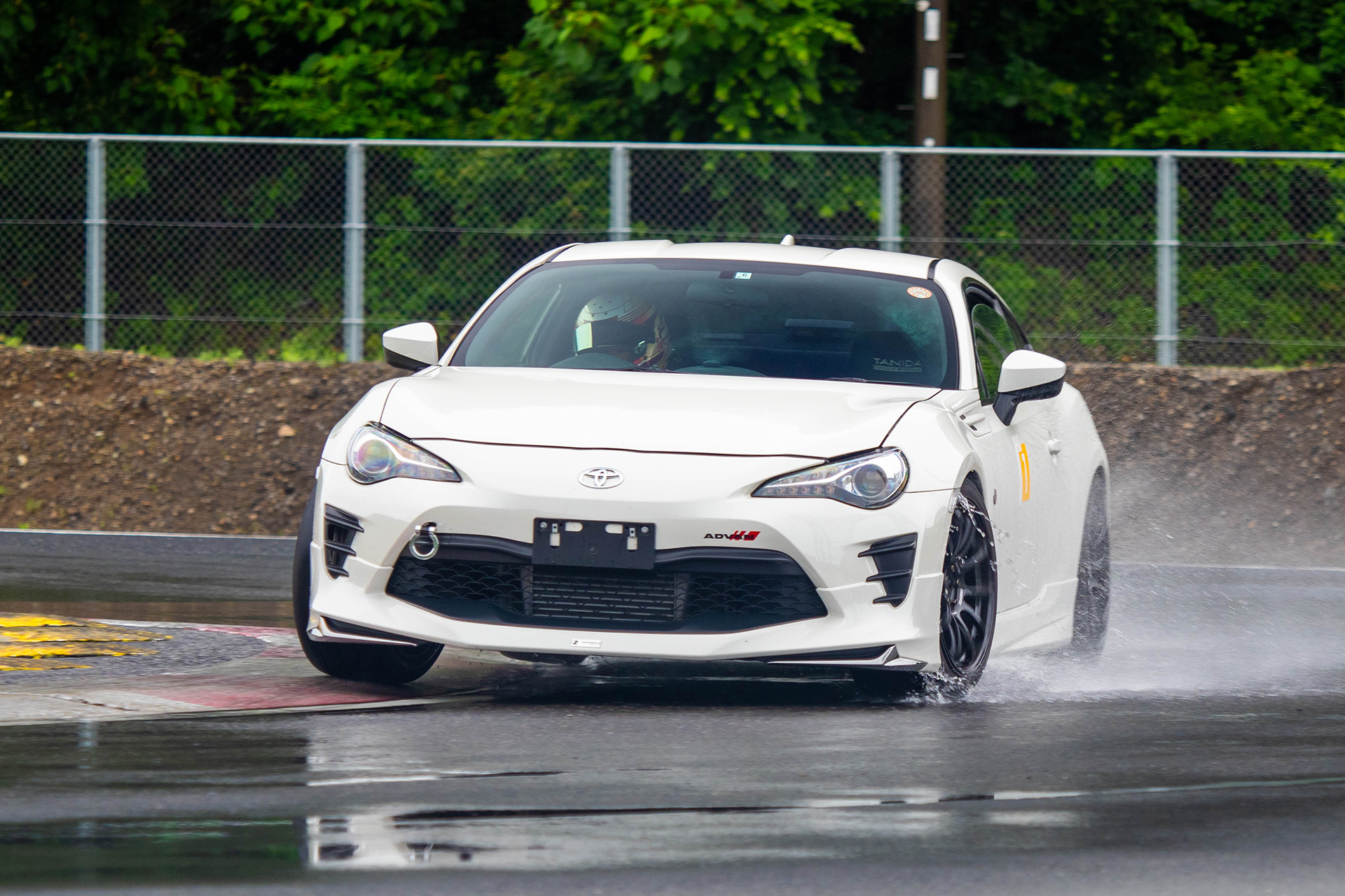 ADVAN A052の魅力って？履いたらいけない最強スポーツラジアルタイヤ | タイヤの通信販売